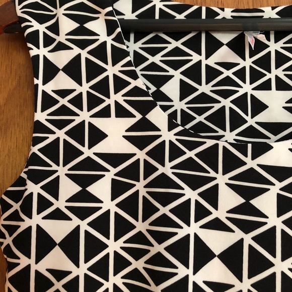 Black and white Geometric pattern dress. - Picture 5 of 7